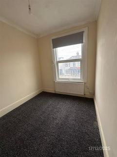 3 bedroom flat to rent, Sunnyside Road, Ilford
