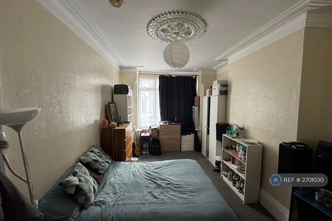 1 bedroom in a house share to rent, Sidney Avenue, London, N13