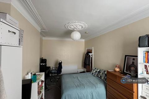 1 bedroom in a house share to rent, Sidney Avenue, London, N13