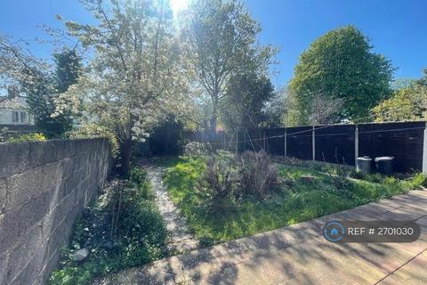 1 bedroom in a house share to rent, Sidney Avenue, London, N13
