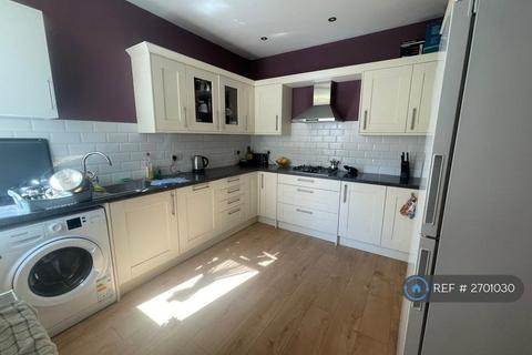 1 bedroom in a house share to rent, Sidney Avenue, London, N13