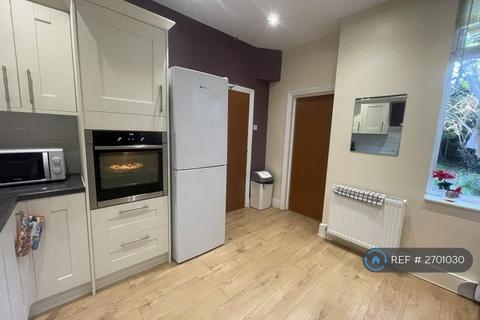 1 bedroom in a house share to rent, Sidney Avenue, London, N13