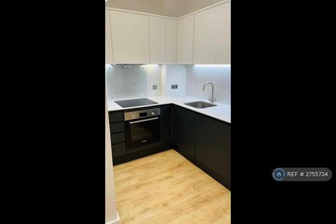 1 bedroom flat to rent, Warwick House, Redhill, RH1