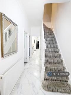 4 bedroom terraced house to rent, Barkingside, Barkingside, IG6