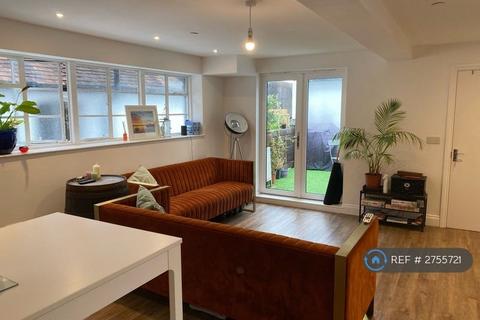 2 bedroom flat to rent, The Borough, Farnham, GU9