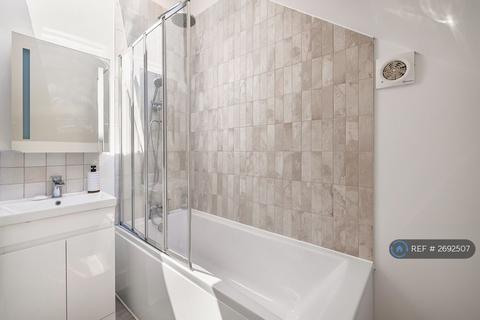3 bedroom flat to rent, Sackville Gardens, Hove, BN3