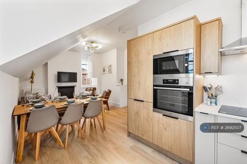 3 bedroom flat to rent, Sackville Gardens, Hove, BN3
