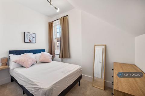 3 bedroom flat to rent, Sackville Gardens, Hove, BN3