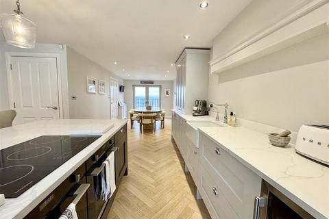 4 bedroom semi-detached house for sale, New Road, Staincross