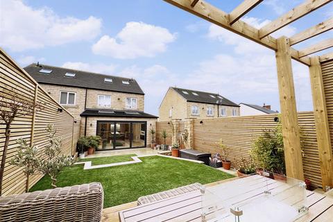 4 bedroom semi-detached house for sale, New Road, Staincross