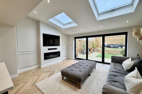 4 bedroom semi-detached house for sale, New Road, Staincross