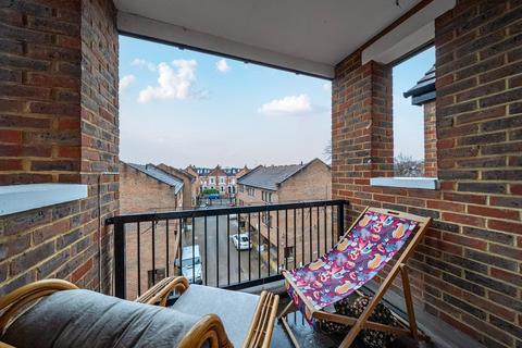 2 bedroom flat for sale, Cheryls Close, Fulham, SW6