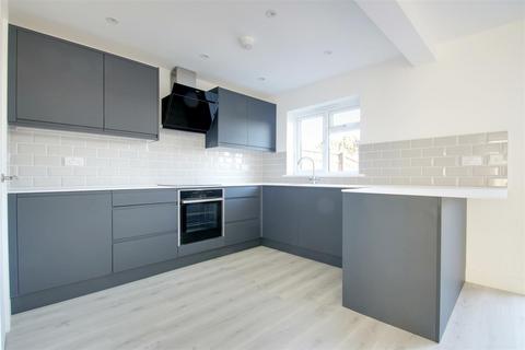 4 bedroom terraced house to rent, Langley Crescent, Kings Langley