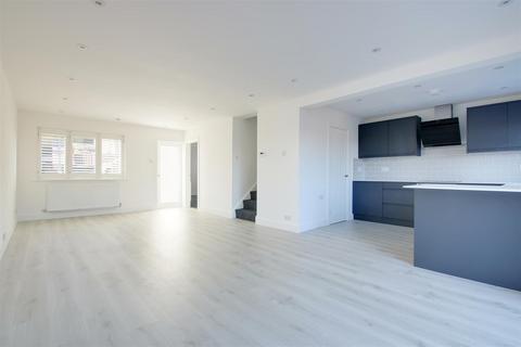 4 bedroom terraced house to rent, Langley Crescent, Kings Langley