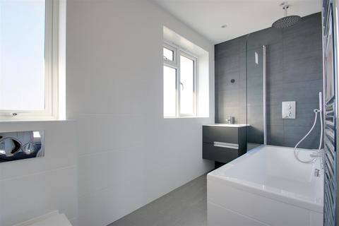 4 bedroom terraced house to rent, Langley Crescent, Kings Langley