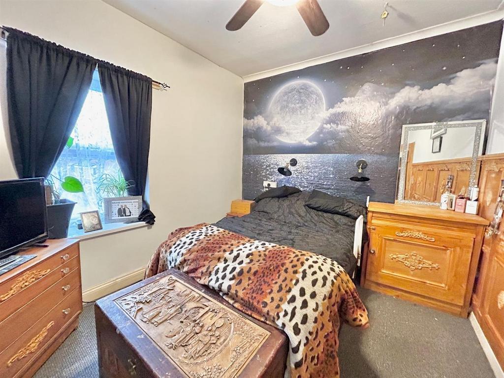 Bedroom 1.jpg