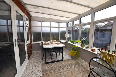 3 bedroom end of terrace house to rent, South Close, Hailsham
