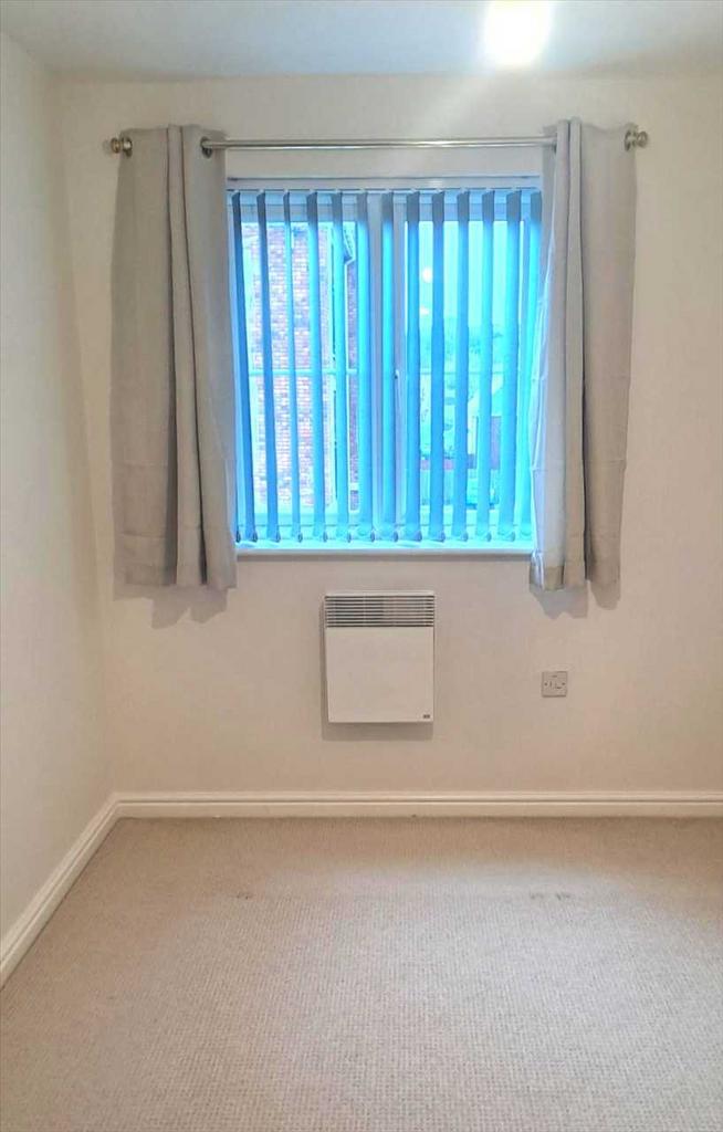Front bedroom 2 :