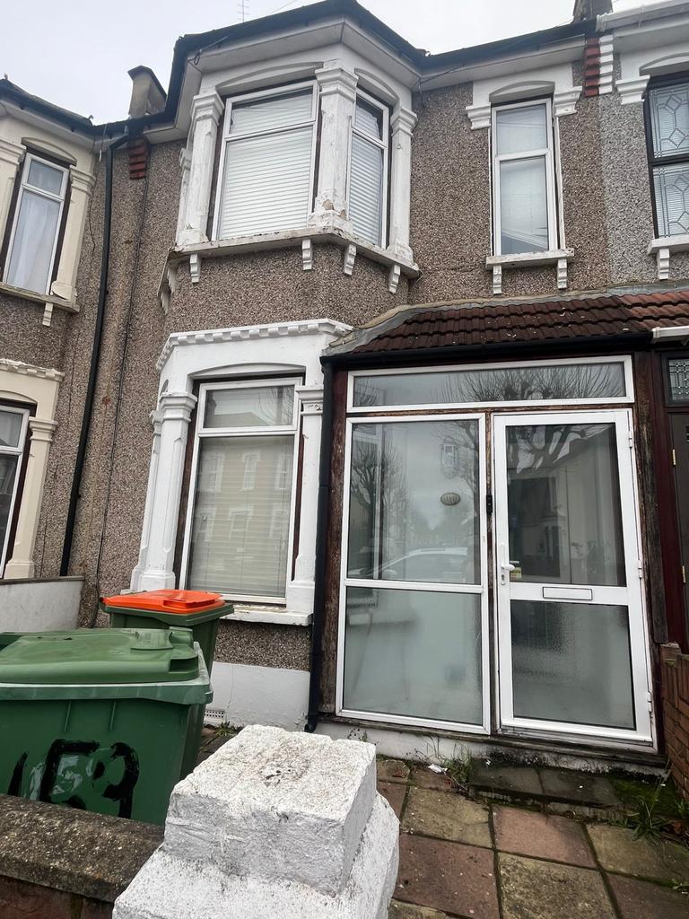 3 bed terraced house to rent Shakespeare Crescent