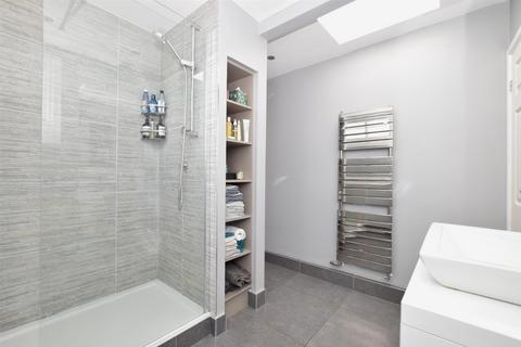 2 bedroom penthouse to rent, Station Road Pulborough RH20