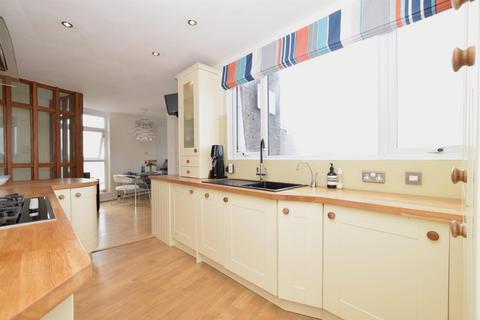 2 bedroom penthouse to rent, Station Road Pulborough RH20
