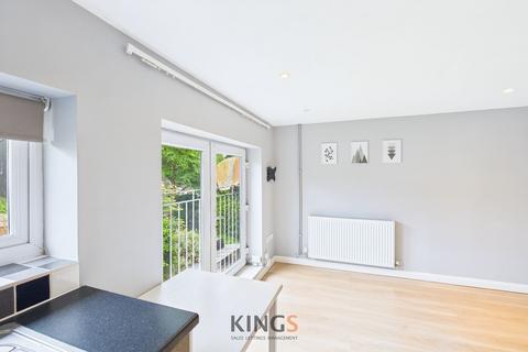 2 bedroom apartment to rent, Broom Close, Hatfield, AL10