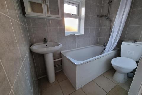 3 bedroom terraced house to rent, Carlton Road, London E11