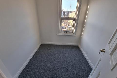 3 bedroom terraced house to rent, Carlton Road, London E11