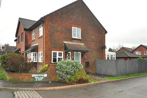 3 bedroom end of terrace house to rent, South Close, Hailsham