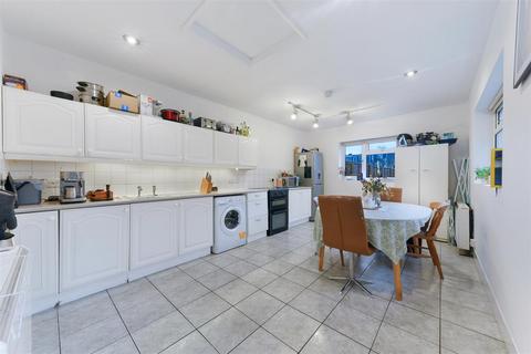 2 bedroom maisonette to rent, Cromwell Road, Wimbledon SW19