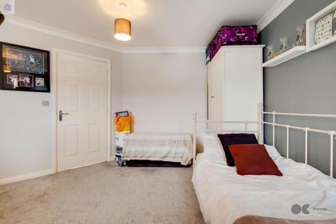 2 bedroom flat to rent, Paignton Close, Harold Wood RM3