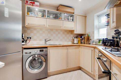 2 bedroom flat to rent, Paignton Close, Harold Wood RM3