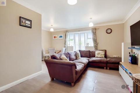 2 bedroom flat to rent, Paignton Close, Harold Wood RM3