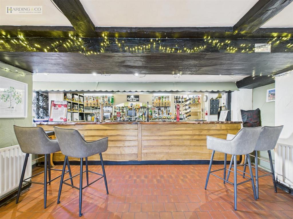 Pub Bar .2.jpg