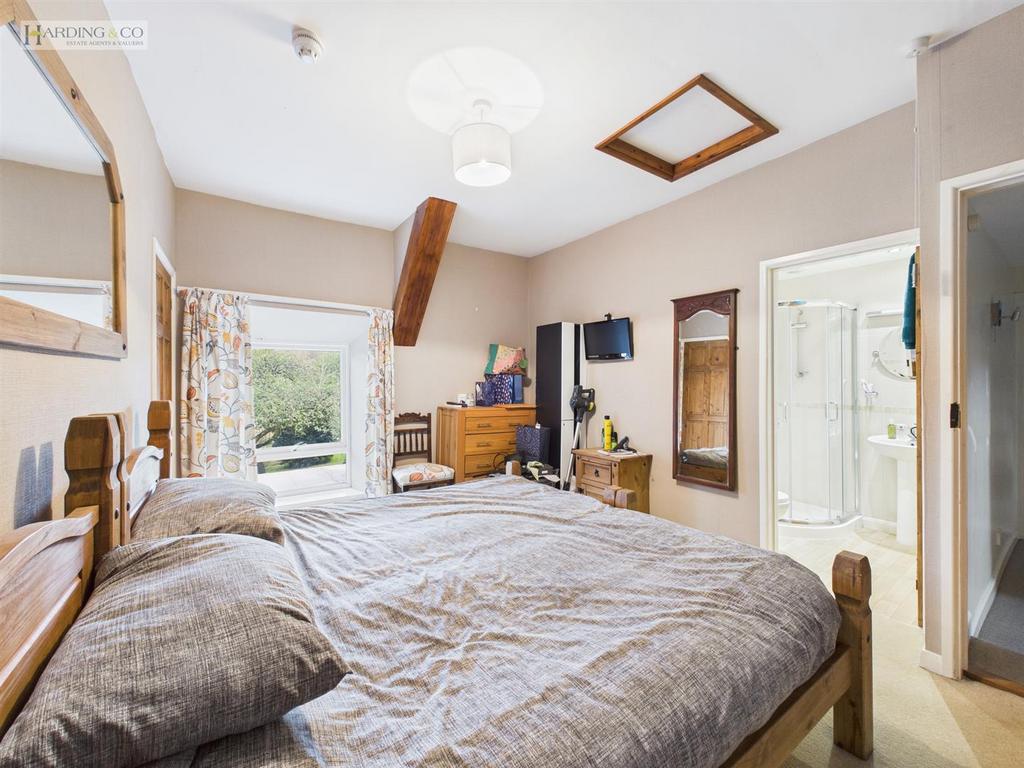 Bedroom 1.jpg