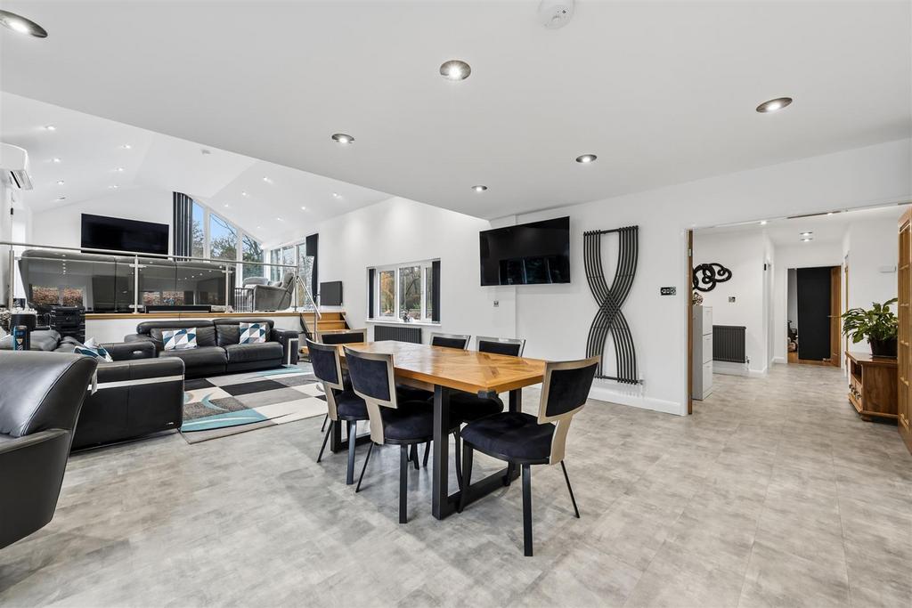 Dining area towards lounges.jpg