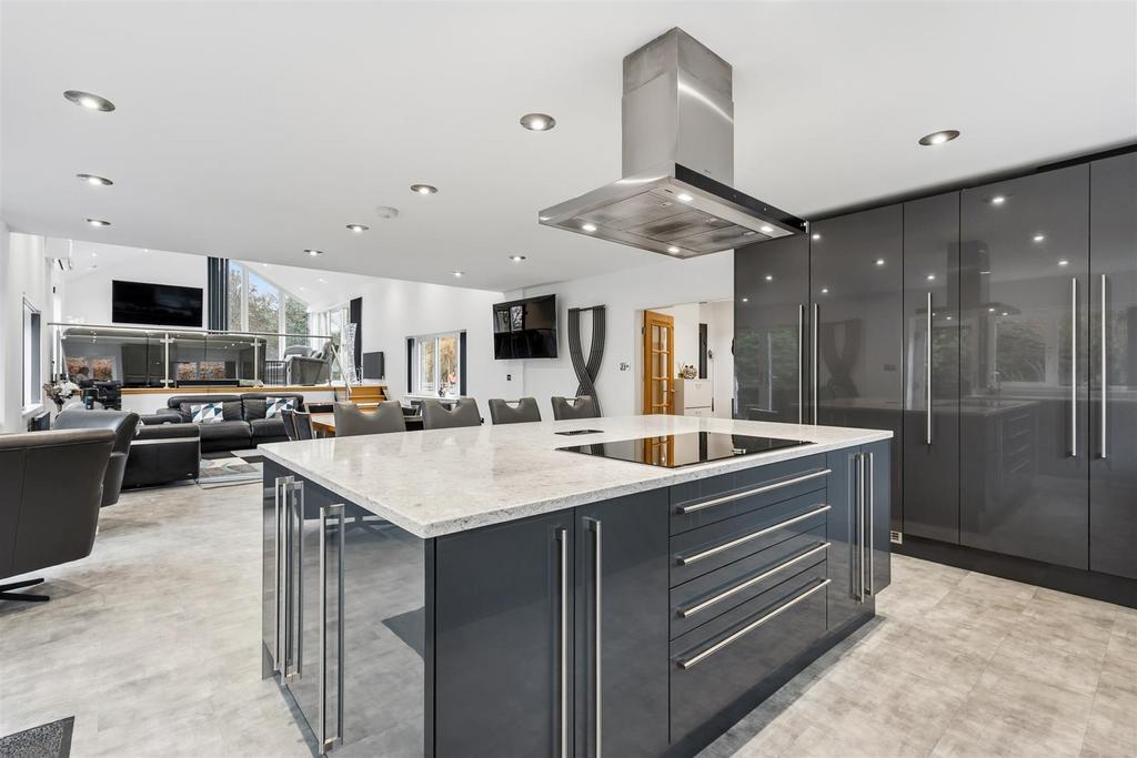 Kitchen towards lounges.jpg