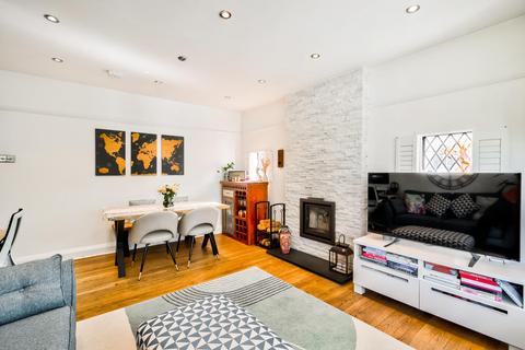 2 bedroom flat for sale, Forest Court, Snaresbrook
