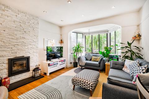 2 bedroom flat for sale, Forest Court, Snaresbrook