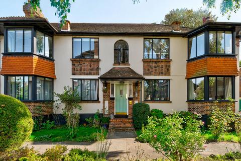 2 bedroom flat for sale, Forest Court, Snaresbrook
