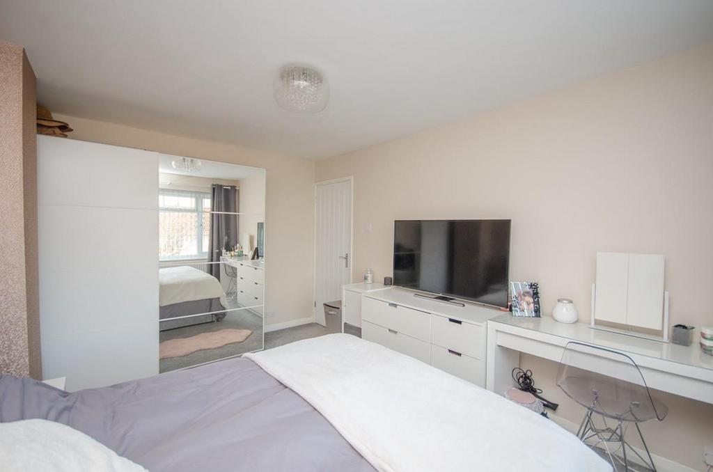Bedroom 1 pic 2.jpg