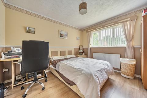 2 bedroom detached bungalow for sale, Wychwood Close, Carterton, Oxfordshire, OX18