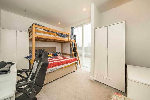 2 bedroom flat to rent, Chiswick High Road, London W4