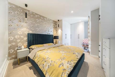 3 bedroom flat for sale, Capitol Way, London NW9