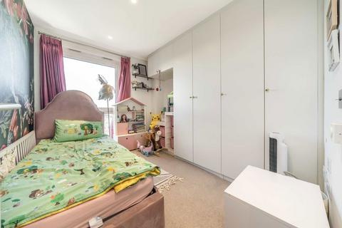 3 bedroom flat for sale, Capitol Way, London NW9