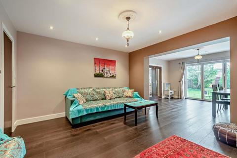 3 bedroom detached house to rent, Cheney Street, Pinner