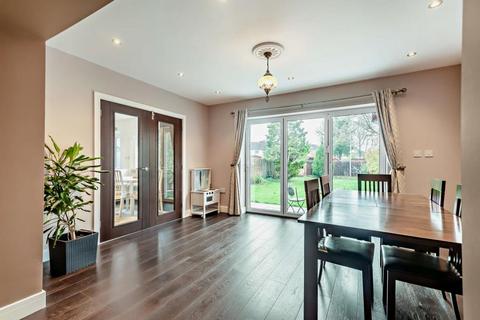 3 bedroom detached house to rent, Cheney Street, Pinner