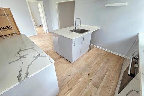 3 bedroom detached bungalow to rent, Eton Avenue, Wembley