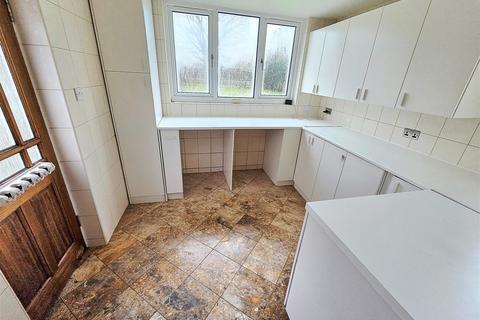 3 bedroom detached bungalow to rent, Eton Avenue, Wembley