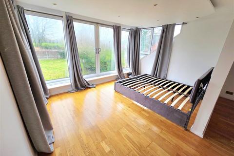 3 bedroom detached bungalow to rent, Eton Avenue, Wembley